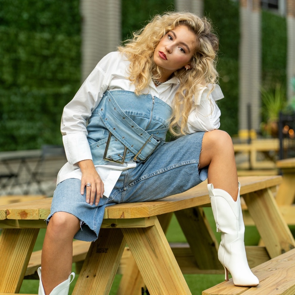 FASHION/RUNWAY MODEL